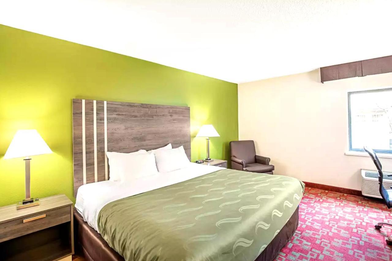 Norwood Inn & Suites Milwaukee Butler Exteriér fotografie